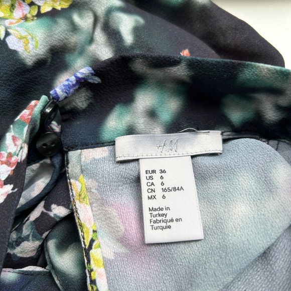 ✨3 for $18✨ H&M Black and Pink Floral Faux Wrap Blouse - Picture 3 of 7